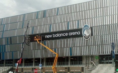 Lo stadio di Bergamo diventa New Balance Arena: montate le insegne con nome e logo