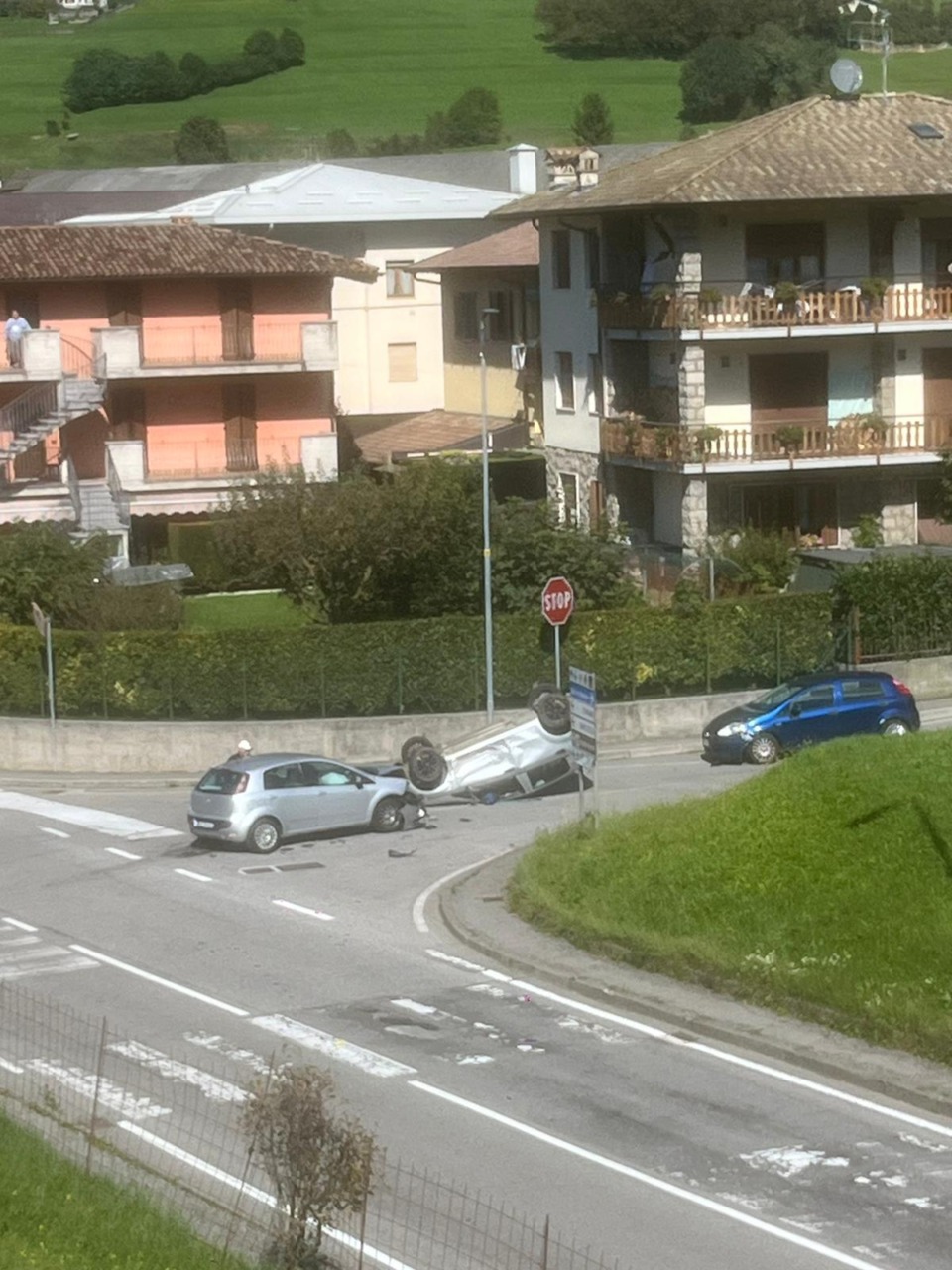 Si mette alla guida completamente ubriaca e fa ribaltare un’auto in un incidente a Gandino