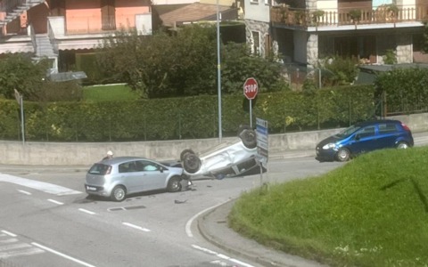 Si mette alla guida completamente ubriaca e fa ribaltare un’auto in un incidente a Gandino
