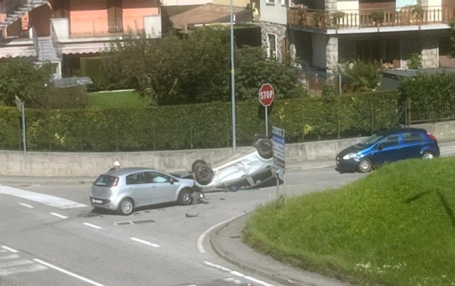 Si mette alla guida completamente ubriaca e fa ribaltare un’auto in un incidente a Gandino