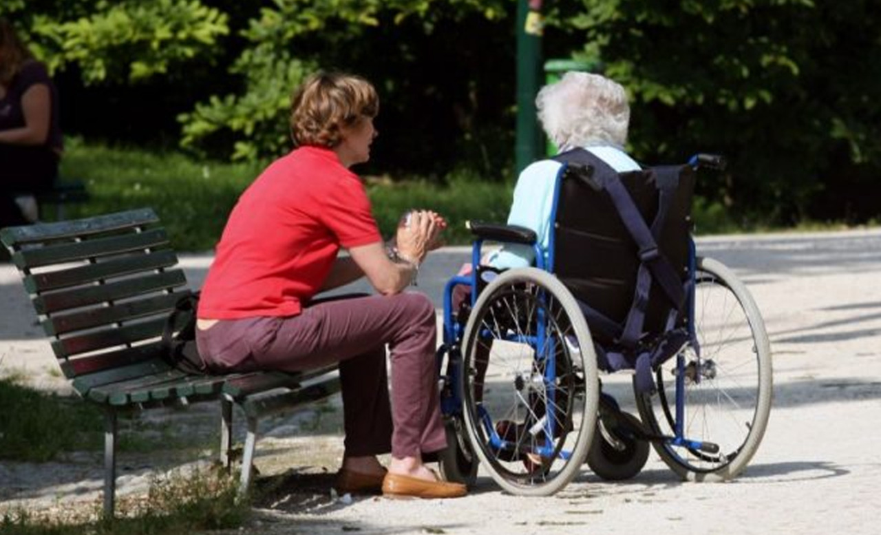 A Bergamo ci sono sempre meno badanti, ma sempre più in nero: l’allarme di Fnp Cisl