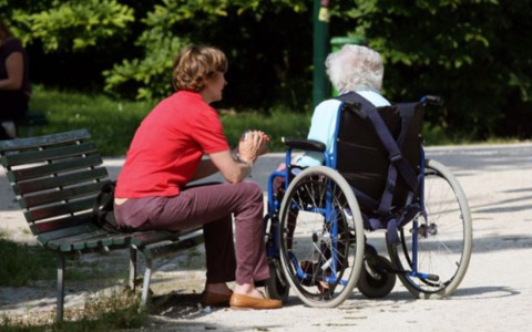 A Bergamo ci sono sempre meno badanti, ma sempre più in nero: l’allarme di Fnp Cisl