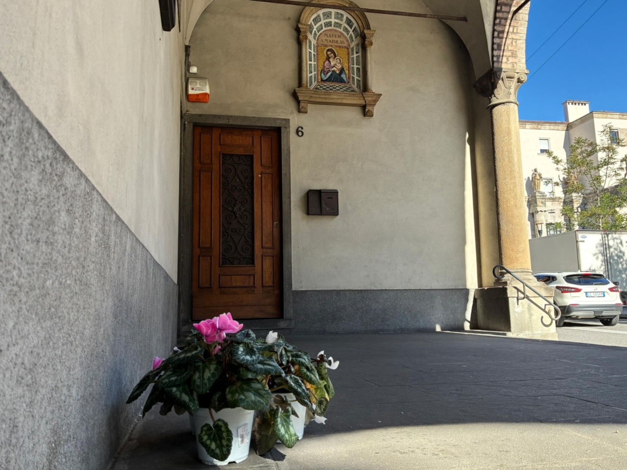 Dadrah, il senzatetto morto sotto il porticato della chiesa e «gli uomini cattivi»