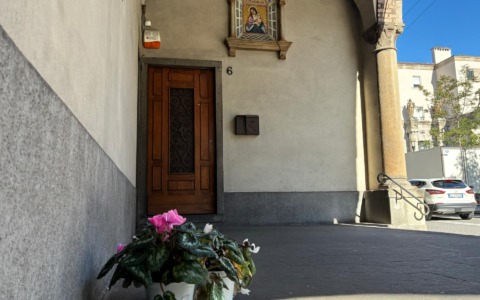 Dadrah, il senzatetto morto sotto il porticato della chiesa e «gli uomini cattivi»