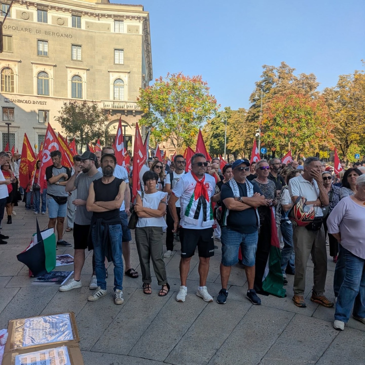 Centinaia di persone in piazza Matteotti per chiedere lo stop immediato alla distruzione di Gaza