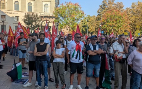 Centinaia di persone in piazza Matteotti per chiedere lo stop immediato alla distruzione di Gaza
