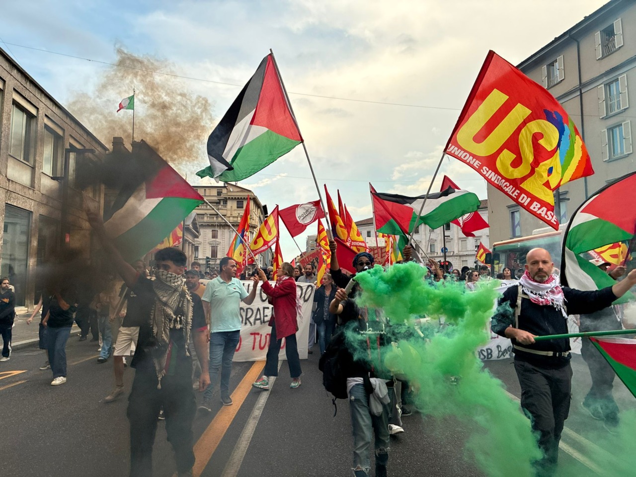 Erano in tremila a manifestare per la Palestina a Bergamo. Niente scontri, ma sette persone portate in questura