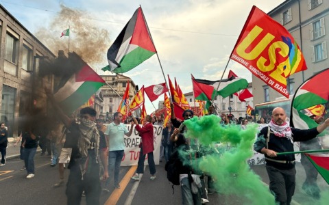 Erano in tremila a manifestare per la Palestina a Bergamo. Niente scontri, ma sette persone portate in questura