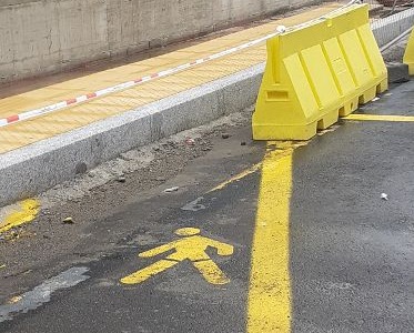 «È impossibile camminare a piedi in via Moroni». Il disagio di un lettore per il cantiere e-Brt