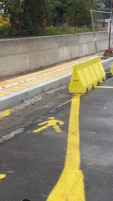 «È impossibile camminare a piedi in via Moroni». Il disagio di un lettore per il cantiere e-Brt