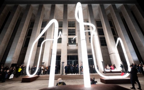 “Lights On”, l’opera fatta di tubi luminosi, lascia piazza della Libertà. Troverà casa nella nuova Gamec