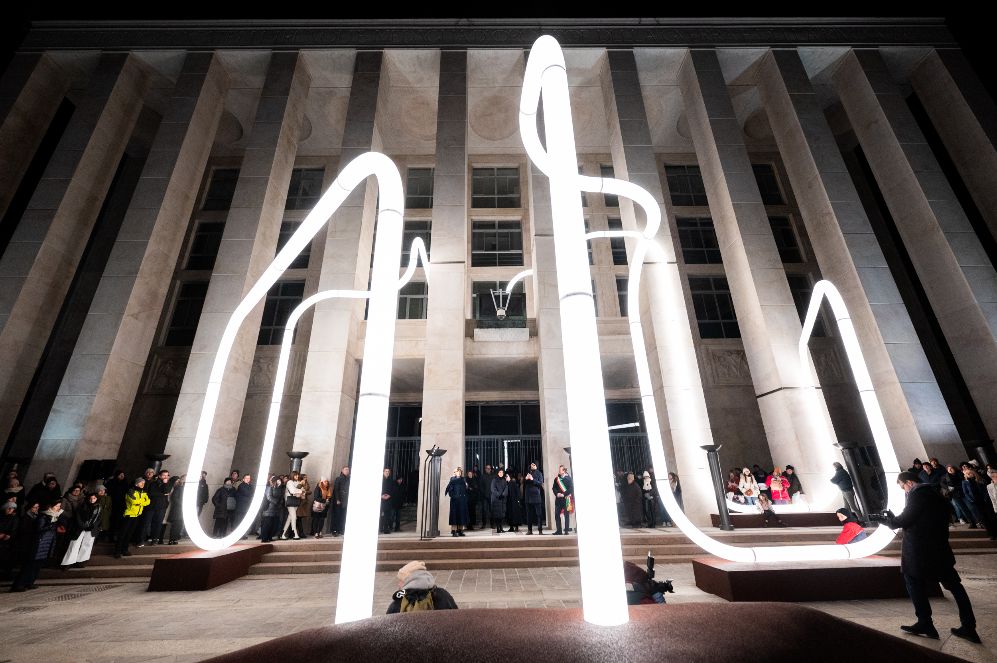 “Lights On”, l’opera fatta di tubi luminosi, lascia piazza della Libertà. Troverà casa nella nuova Gamec