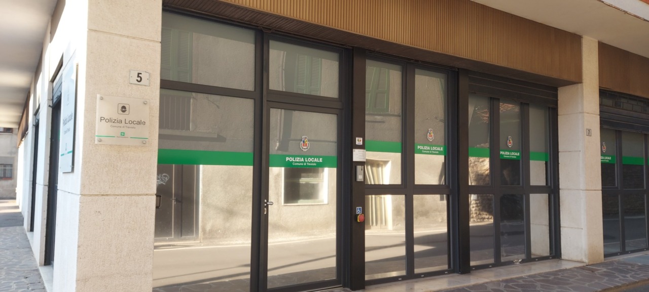 Serata da incubo per un agente della locale, investito e aggredito da una conducente furiosa