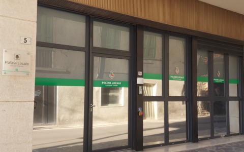 Serata da incubo per un agente della locale, investito e aggredito da una conducente furiosa