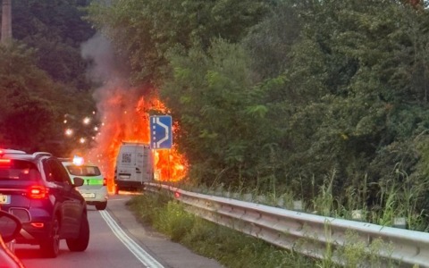 Il video del furgoncino che ha preso fuoco sulla statale della Val Seriana, traffico in tilt