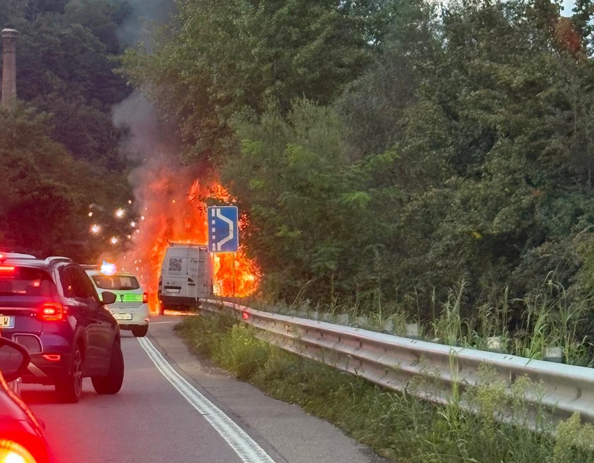 Il video del furgoncino che ha preso fuoco sulla statale della Val Seriana, traffico in tilt