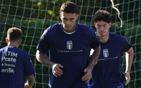 Scamacca lascia il ritiro azzurro: il solito fastidio al ginocchio preoccupa l’Atalanta