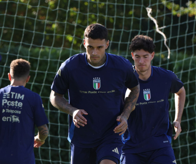 Scamacca lascia il ritiro azzurro: il solito fastidio al ginocchio preoccupa l’Atalanta