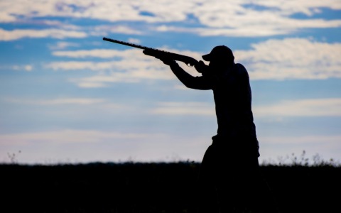 Giovane cacciatore bergamasco viola le regole della pre-apertura: segnalato all’autorità