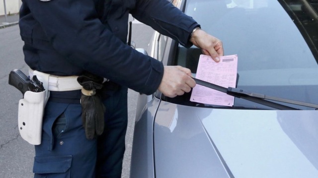 Con le festività sono tornate soste e fermate vietate vicino all’aeroporto di Orio: raddoppiate le multe a dicembre
