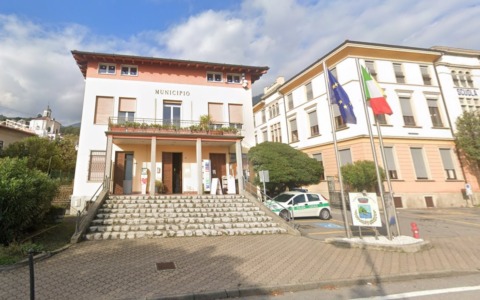 Ragazzino si “consegna” al sindaco di Tavernola: «Sono stato io a forzare la porta del Palasport»