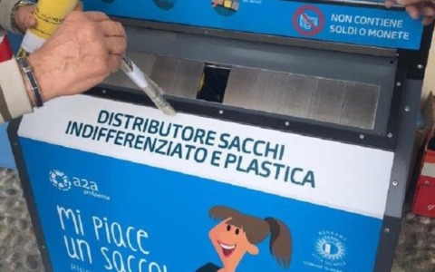 «Il distributore di sacchi per la raccolta differenziata è inaccessibile. Il Comune ne è al corrente?»