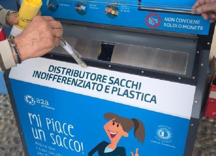 «Il distributore di sacchi per la raccolta differenziata è inaccessibile. Il Comune ne è al corrente?»