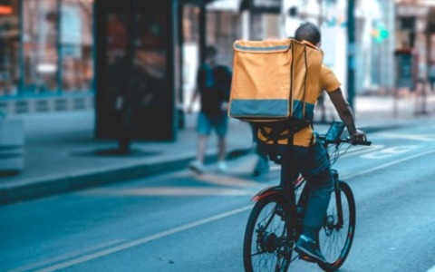 Il fenomeno (illegale) delle bici “truccate” ai riders per aumentare le consegne e guadagnare di più