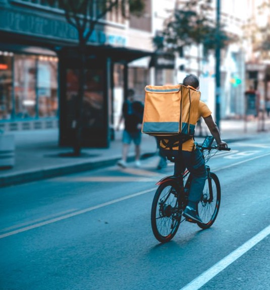 Il fenomeno (illegale) delle bici “truccate” ai riders per aumentare le consegne e guadagnare di più