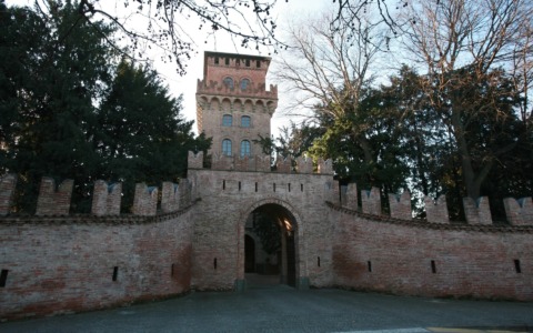 Viaggi tra castelli, palazzi e borghi medievali. Con sfide a colpi di timbri