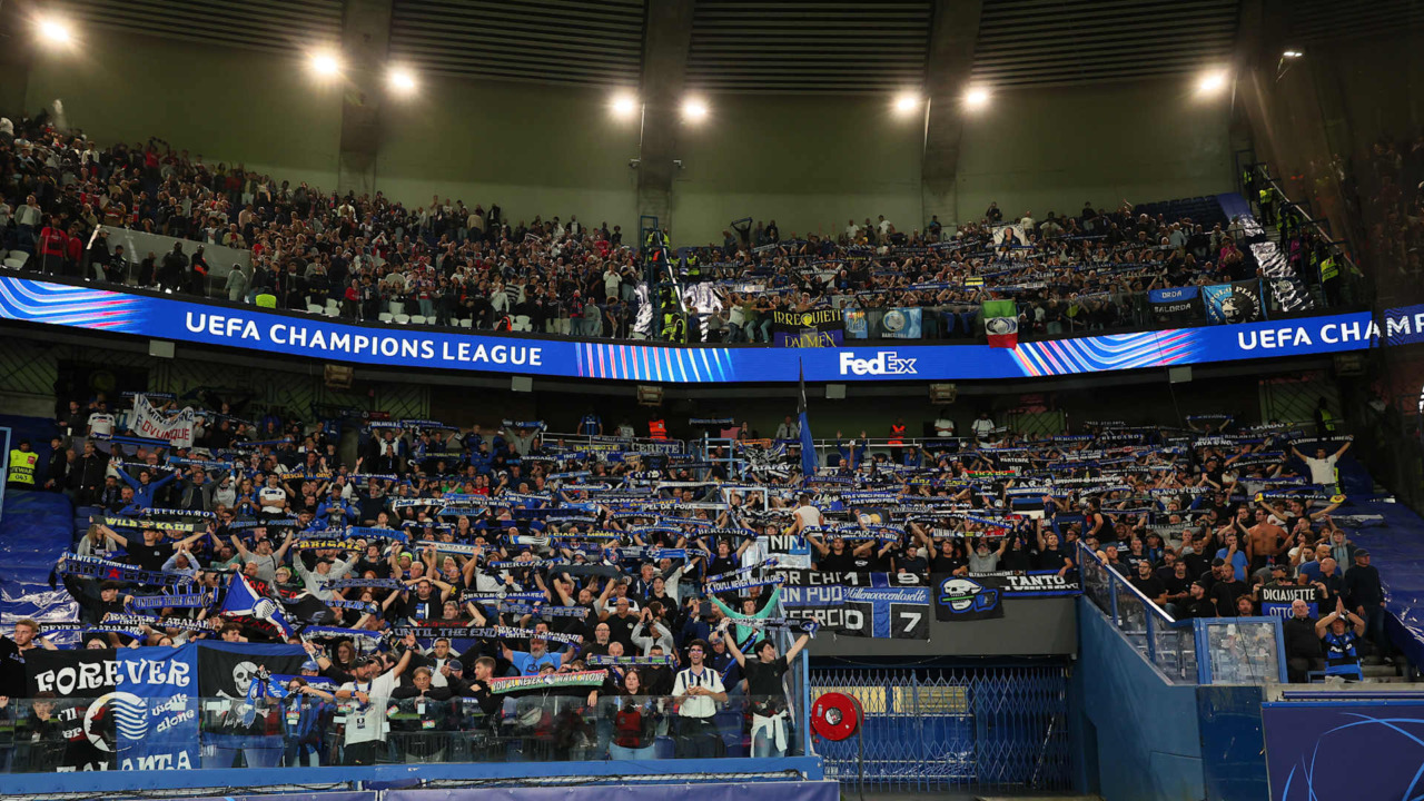 La cartolina da Parigi: quelle sciarpe tese a fine partita e l’abbraccio alla squadra appena sconfitta