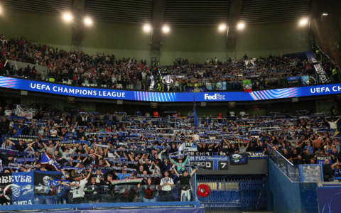 La cartolina da Parigi: quelle sciarpe tese a fine partita e l’abbraccio alla squadra appena sconfitta