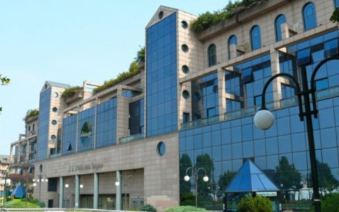 Dalle finestre dell’ex Una Hotel alla Celadina volano poltrone ed estintori: torna l’allarme abusivi