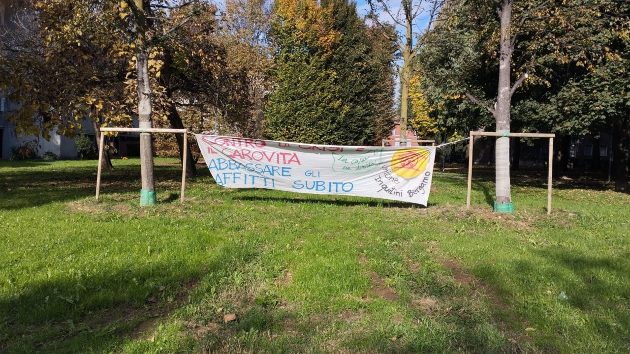 Continua la protesta degli inquilini delle case popolari di Bergamo: stop ai pagamenti dei bollettini ad Aler per due mesi