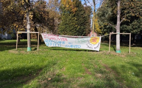Continua la protesta degli inquilini delle case popolari di Bergamo: stop ai pagamenti dei bollettini ad Aler per due mesi