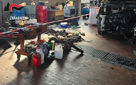 Telgate, officina abusiva e deposito illegale di rifiuti: denunciato titolare di una ditta