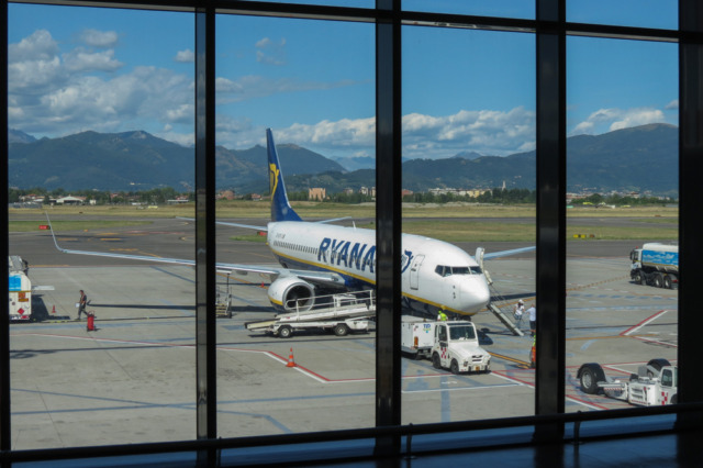 Volo Orio-Barcellona in ritardo di dieci ore: l’avviso di Ryanair quando erano già in coda al gate