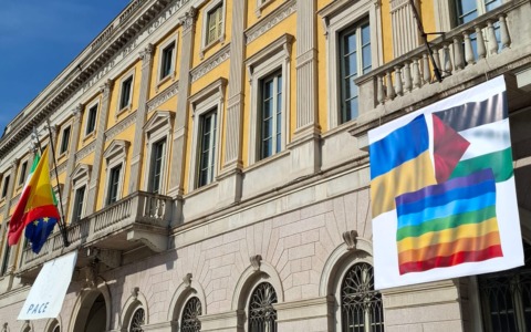 Le bandiere di Palestina, Ucraina e pace appese fuori da Palazzo Frizzoni a Bergamo: «Solidarietà»
