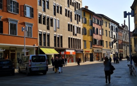 «In via XX Settembre e altre strade di Bergamo, i pedoni devono schivare bici e monopattini»