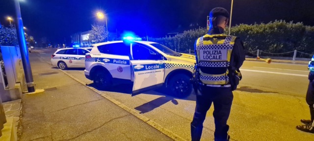Atti osceni di fronte a dei minorenni, trentenne denunciato e allontanato a Romano