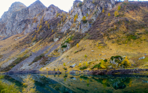 La meraviglia dell’autunno salendo da Carona al Monte dei Frati (e all’omonimo lago)