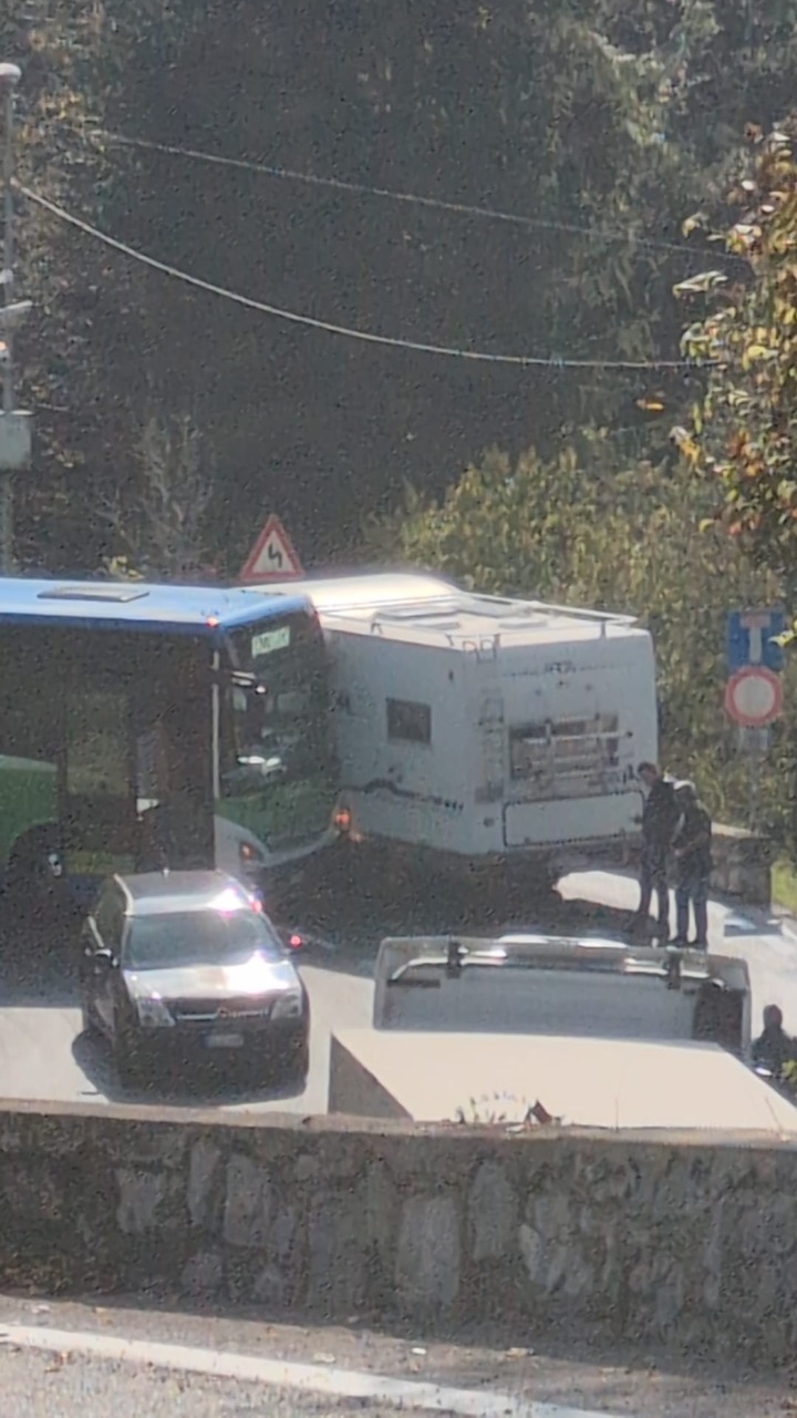 Autobus e camper si incastrano sui tornati della Selva, in Val Seriana: lunghe code