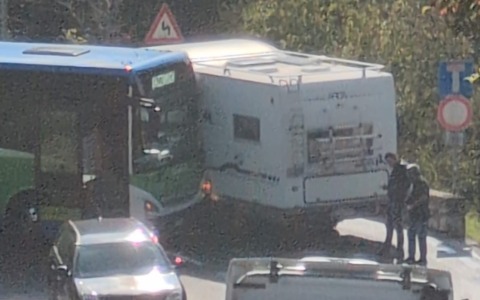 Autobus e camper si incastrano sui tornati della Selva, in Val Seriana: lunghe code