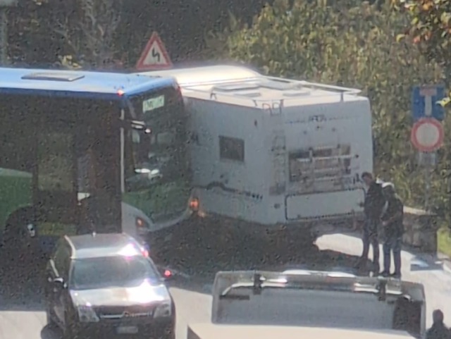 Autobus e camper si incastrano sui tornati della Selva, in Val Seriana: lunghe code