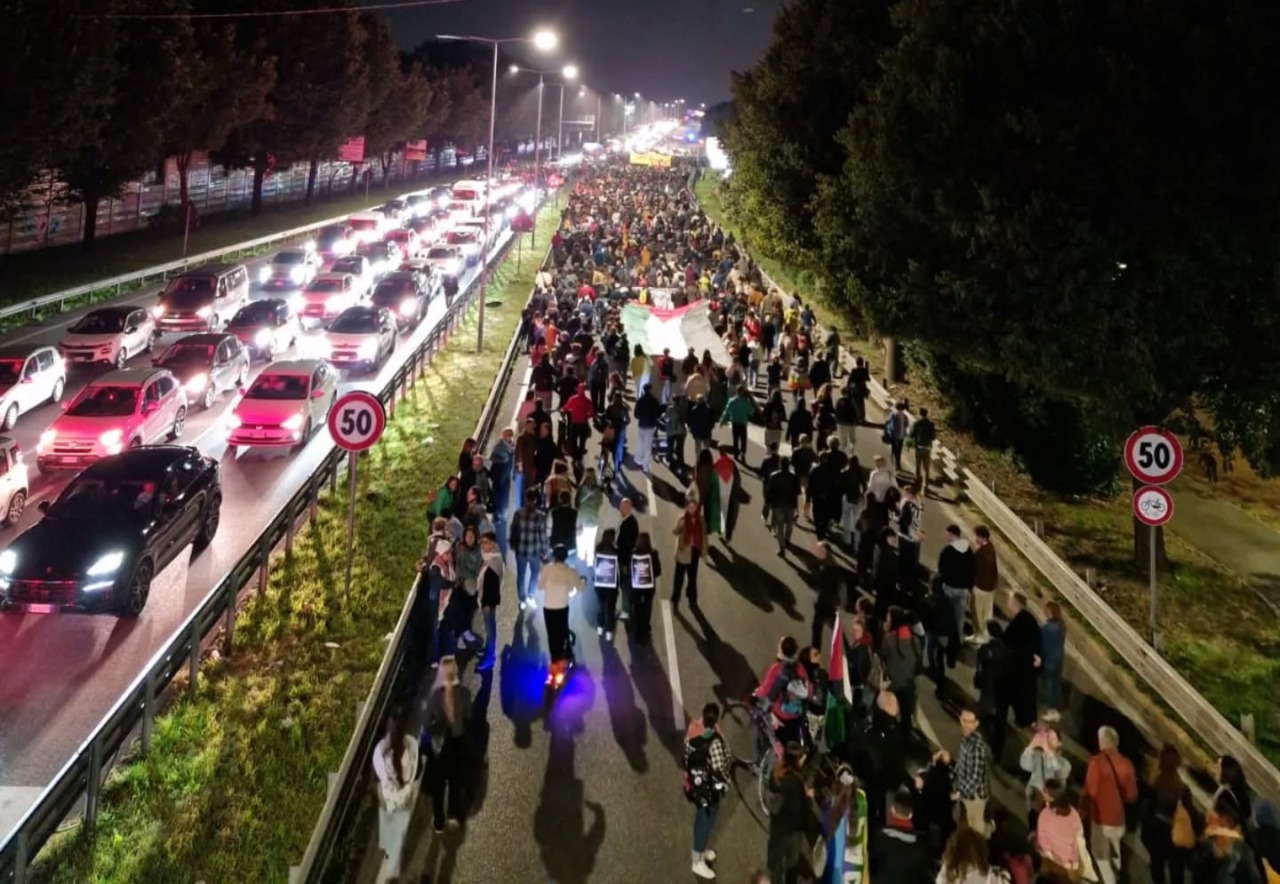 Bergamo in piazza per la Palestina: in migliaia al corteo. Bloccata la circonvallazione