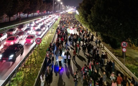 Bergamo in piazza per la Palestina: in migliaia al corteo. Bloccata la circonvallazione