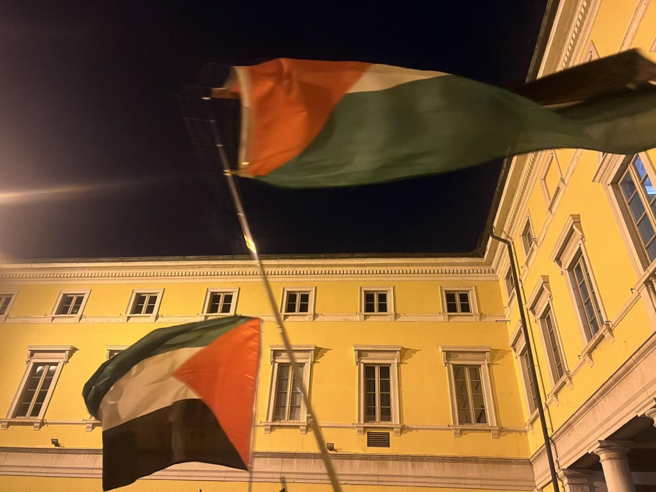 Nuovo corteo pro Palestina in centro a Bergamo, manifestanti entrano a Palazzo Frizzoni: «Atto grave e intollerabile»