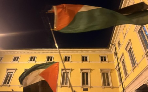 Nuovo corteo pro Palestina in centro a Bergamo, manifestanti entrano a Palazzo Frizzoni: «Atto grave e intollerabile»