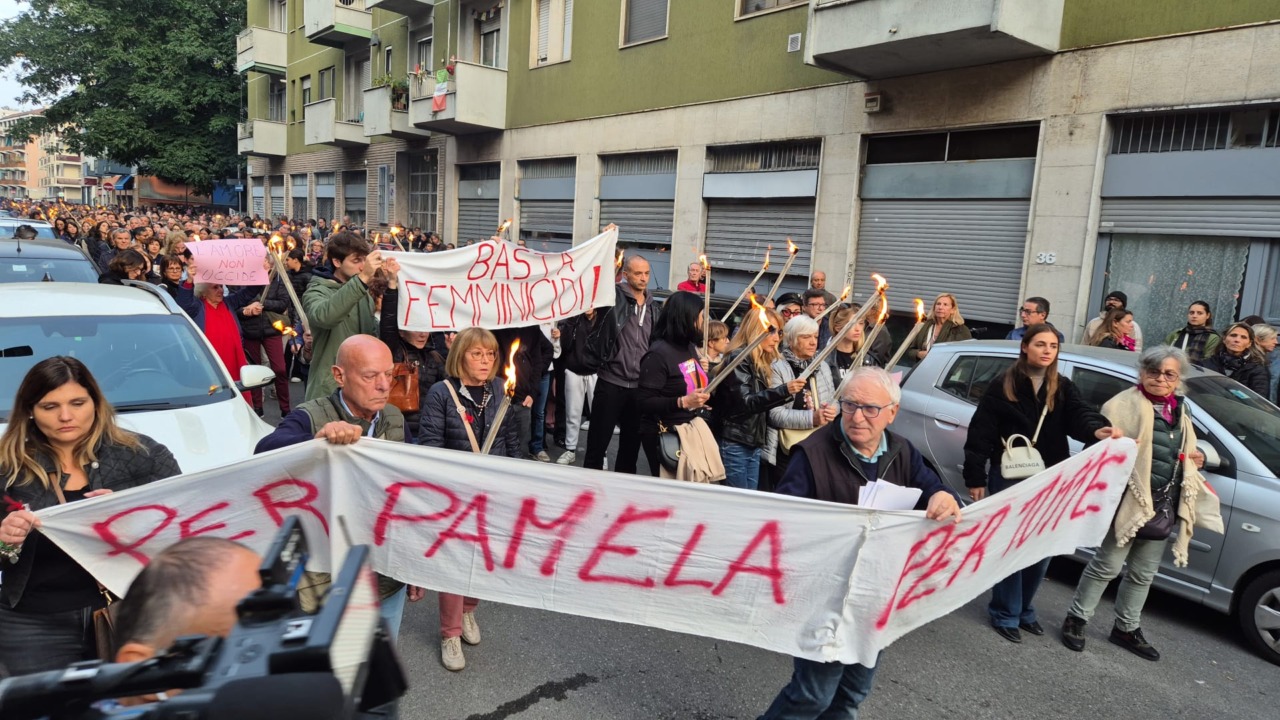 Un migliaio di persone alla fiaccolata per Pamela Genini. «Ogni donna ha subito o subirà prima o poi violenza»