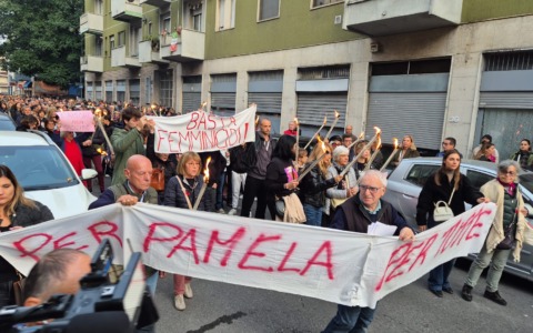 Un migliaio di persone alla fiaccolata per Pamela Genini. «Ogni donna ha subito o subirà prima o poi violenza»